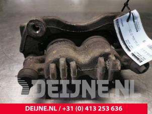 Używane Zacisk hamulcowy lewy przód Opel Movano 2.3 CDTi 16V FWD Cena na żądanie oferowane przez van Deijne Onderdelen Uden B.V.