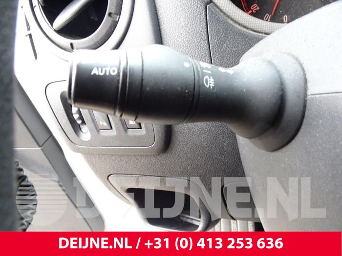 Przelacznik kierunkowskazu z Opel Movano 2.3 CDTi 16V FWD 2016