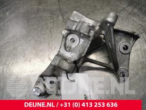 Usados Soporte dinamo superior Volvo V40 (MV) 2.0 D3 16V Precio € 24,20 IVA incluido ofrecido por van Deijne Onderdelen Uden B.V.