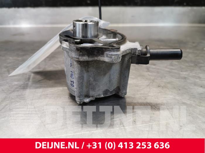 Vacuum pump (diesel) from a Mercedes-Benz ML III (166) 2.1 ML-250 CDI 16V BlueTEC 4-Matic 2012