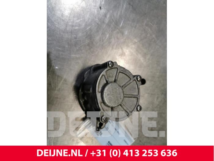 Vacuum pump (diesel) from a Mercedes-Benz ML III (166) 2.1 ML-250 CDI 16V BlueTEC 4-Matic 2012