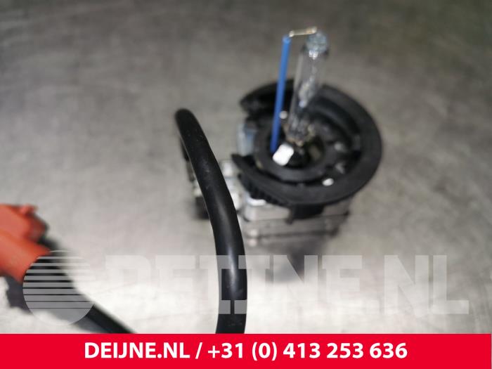 Xenonlampa från en Tesla Model S 85D 2015