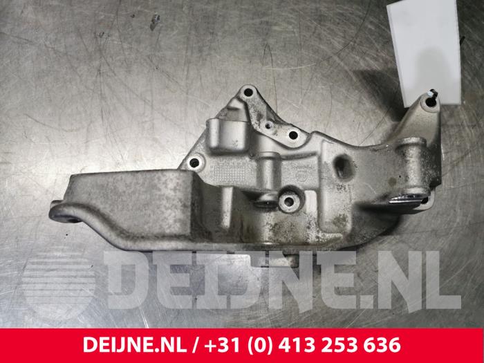 Usagé Support dynamo bas Volvo V40 (MV) 2.0 D2 16V Prix € 50,00 Règlement à la marge proposé par van Deijne Onderdelen Uden B.V.