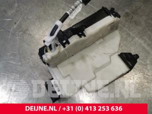 Begagnade Låsmekanism, skjutdörr, höger Peugeot Partner (EF/EU) 1.5 BlueHDi 75 Pris € 42,35 Inklusive moms erbjuds av van Deijne Onderdelen Uden B.V.