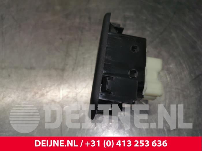 Electric window switch from a Renault Trafic (1FL/2FL/3FL/4FL) 2.0 dCi 16V 170 2020