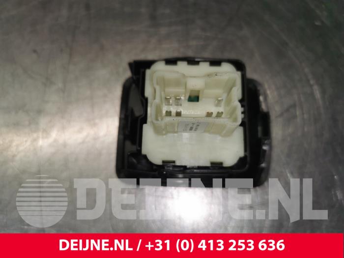 Electric window switch from a Renault Trafic (1FL/2FL/3FL/4FL) 2.0 dCi 16V 170 2020
