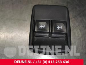 Usados Interruptor de ventanilla eléctrica Renault Trafic (1FL/2FL/3FL/4FL) 2.0 dCi 16V 170 Precio € 24,20 IVA incluido ofrecido por van Deijne Onderdelen Uden B.V.