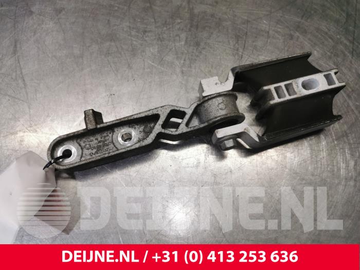 Used Engine mount Volvo V60 II (ZW) 2.0 D4 16V Price € 35,00 Margin scheme offered by van Deijne Onderdelen Uden B.V.