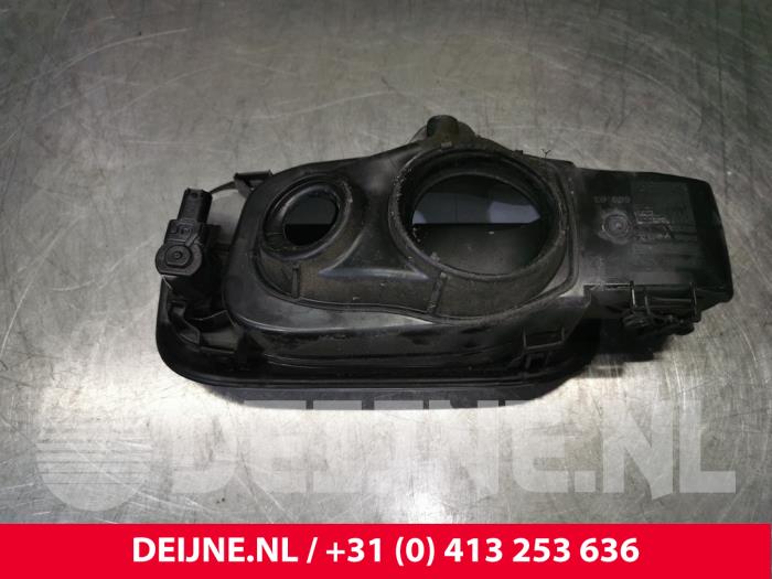 Tank cap cover from a Volvo V60 II (ZW) 2.0 D4 16V 2019