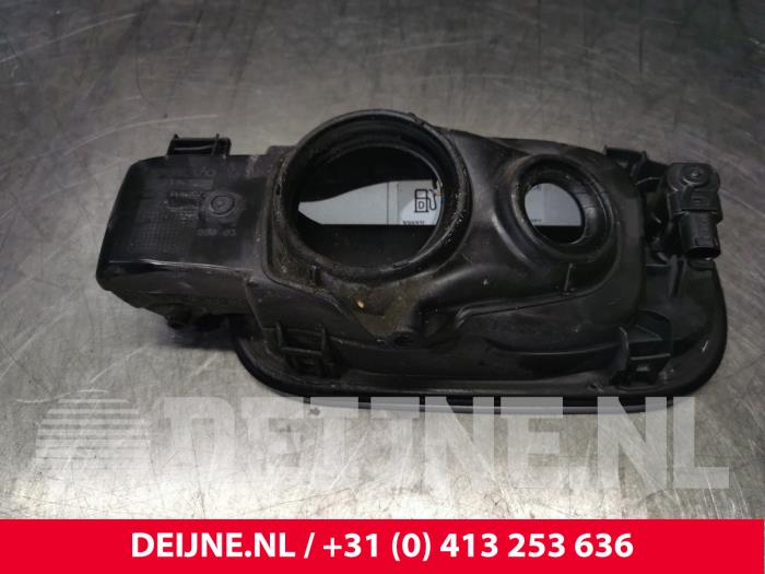Tank cap cover from a Volvo V60 II (ZW) 2.0 D4 16V 2019