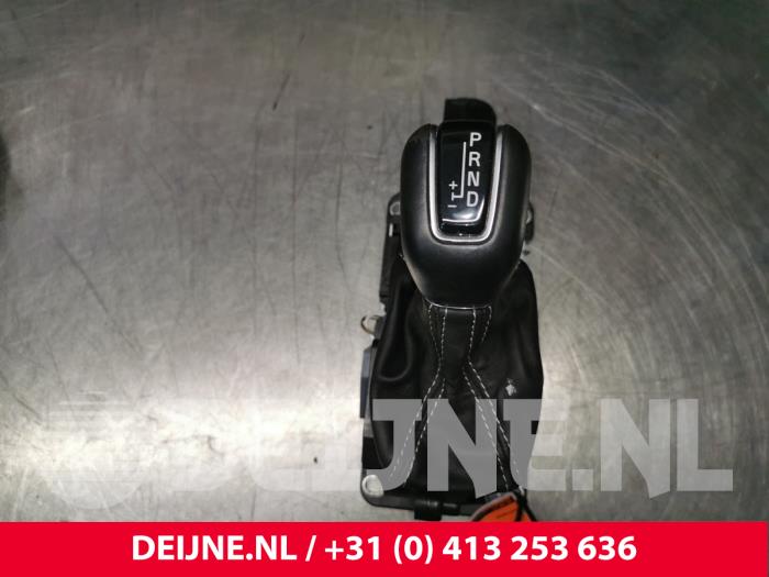Gear stick from a Volvo V60 II (ZW) 2.0 D4 16V 2019