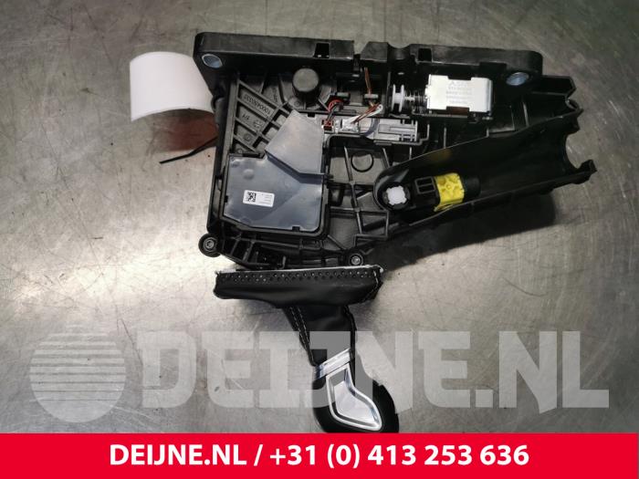 Gear stick from a Volvo V60 II (ZW) 2.0 D4 16V 2019