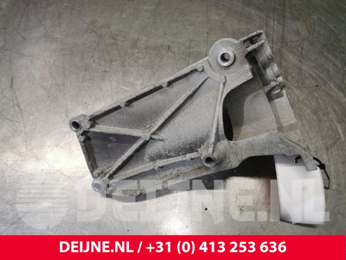 Exhaust bracket from a Volvo V60 II (ZW) 2.0 D4 16V 2019