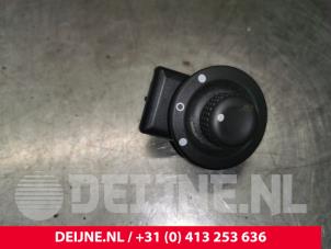 Używane Przelacznik lusterka Renault Trafic (1FL/2FL/3FL/4FL) 2.0 dCi 16V 170 Cena € 12,10 Z VAT oferowane przez van Deijne Onderdelen Uden B.V.