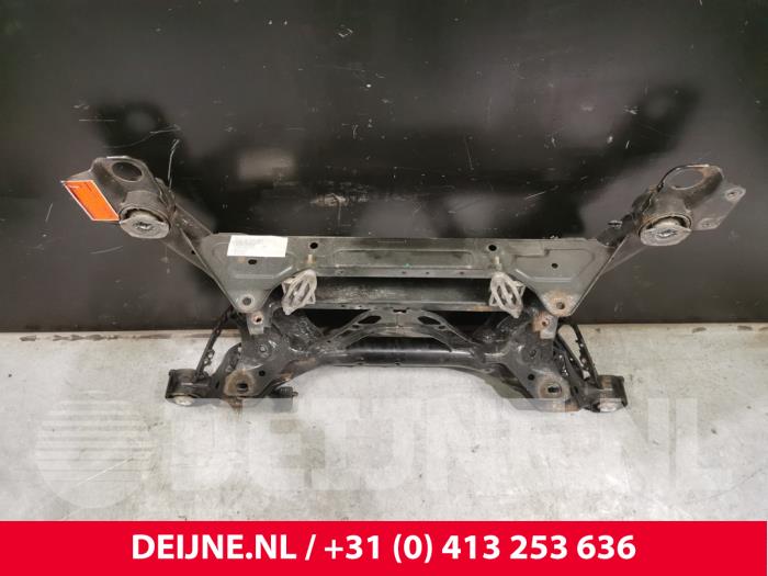 Rear support beam from a Volvo V60 II (ZW) 2.0 D4 16V 2019