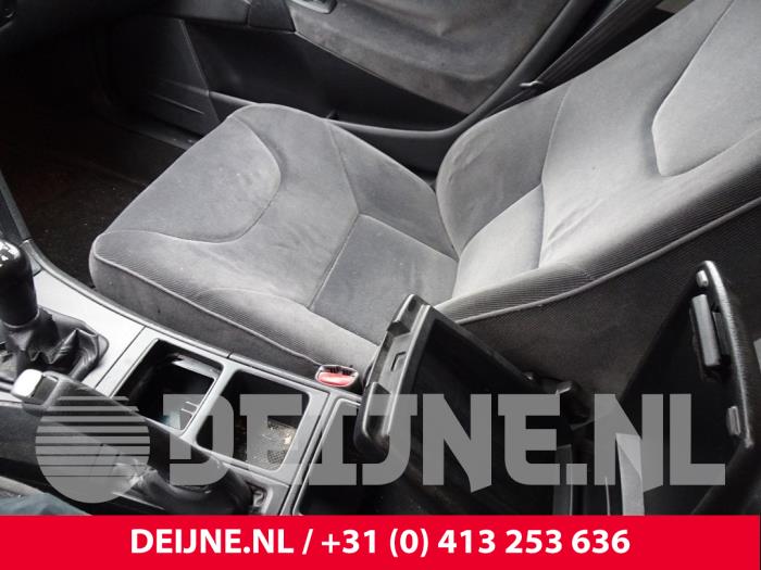 Seat, right from a Volvo V70 (SW) 2.4 20V 140 2004