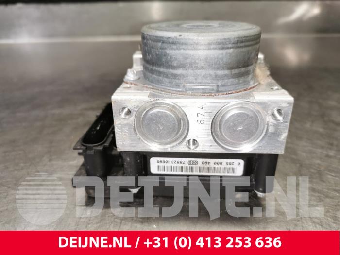 Używane Pompa ABS Renault Kangoo Express (FW) 1.5 dCi 105 FAP Cena € 181,50 Z VAT oferowane przez van Deijne Onderdelen Uden B.V.