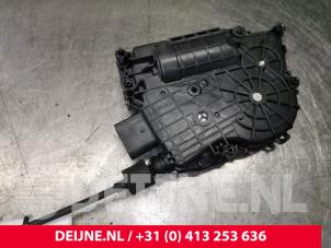 Used Central locking motor Mercedes Sprinter 3,5t (906.63) 319 CDI,BlueTEC V6 24V Price € 145,20 Inclusive VAT offered by van Deijne Onderdelen Uden B.V.