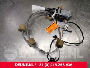 Used Sliding door motor, right Mercedes Sprinter 3,5t (906.63) 319 CDI,BlueTEC V6 24V Price € 211,75 Inclusive VAT offered by van Deijne Onderdelen Uden B.V.