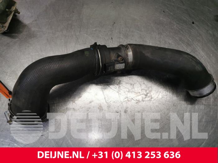 Gebrauchte Intercooler Rohr Volkswagen Multivan T5 (7E/7HC/7HF/7HM) 2.5 TDi Preis € 42,35 Mit Mehrwertsteuer angeboten von van Deijne Onderdelen Uden B.V.