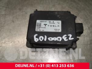 Usados Garagedeur opener Tesla Model S P85D Precio € 48,40 IVA incluido ofrecido por van Deijne Onderdelen Uden B.V.