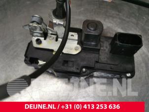 Usagé Serrure portière mécanique 4portes avant gauche Tesla Model S P85D Prix € 60,50 Prix TTC proposé par van Deijne Onderdelen Uden B.V.