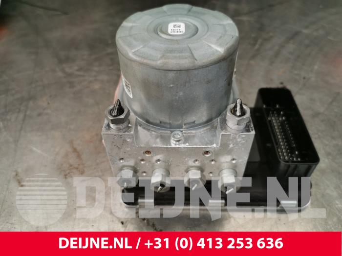 Used ABS pump Volvo V60 II (ZW) 2.0 D4 16V Price € 450,00 Margin scheme offered by van Deijne Onderdelen Uden B.V.