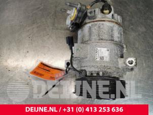 Usados Bomba de aire acondicionado Volvo V60 II (ZW) 2.0 D4 16V Precio € 200,00 Norma de margen ofrecido por van Deijne Onderdelen Uden B.V.