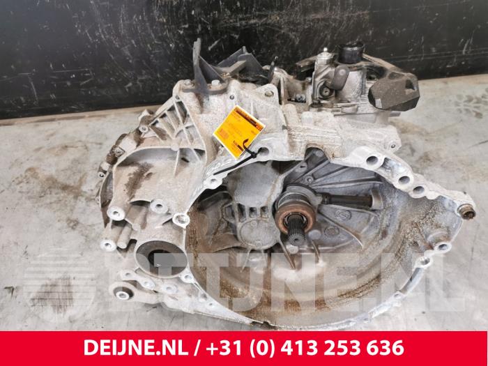 Gearbox from a Volvo V60 II (ZW) 2.0 D4 16V 2020