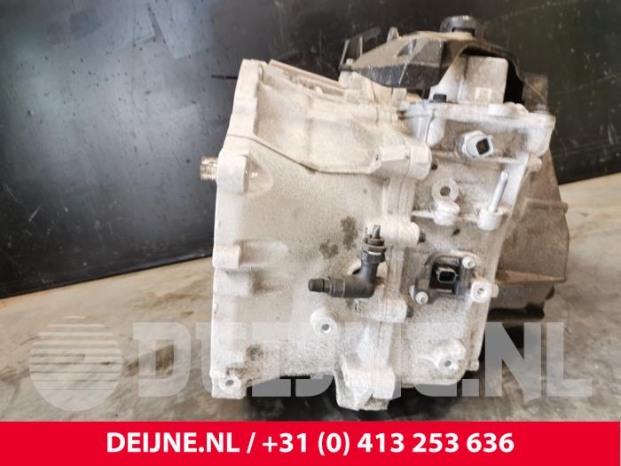 Gearbox from a Volvo V60 II (ZW) 2.0 D4 16V 2020
