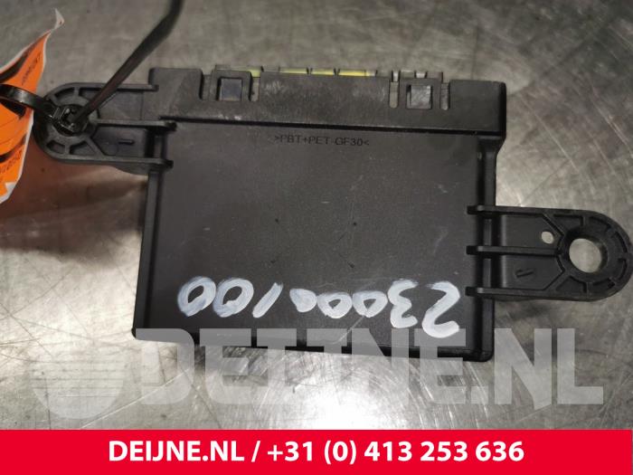 Usagé Module PDC Tesla Model S 85D Prix € 151,25 Prix TTC proposé par van Deijne Onderdelen Uden B.V.