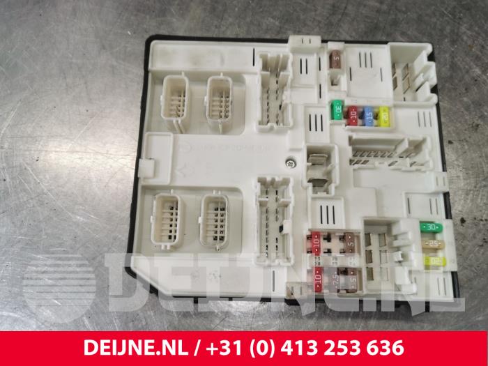 Fuse box from a Renault Master IV (MA/MB/MC/MD/MH/MF/MG/MH) 2.3 dCi 135 16V FWD 2020