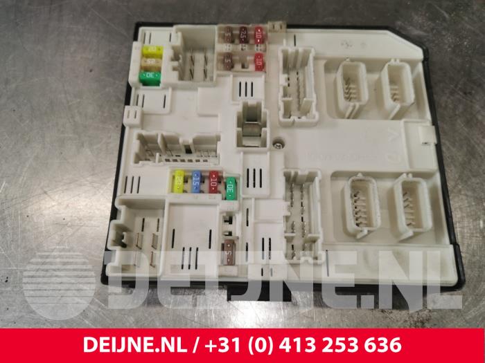 Fuse box from a Renault Master IV (MA/MB/MC/MD/MH/MF/MG/MH) 2.3 dCi 135 16V FWD 2020