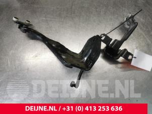 Used Sliding door roller, right Mercedes Vito (447.6) 1.6 111 CDI 16V Price € 90,75 Inclusive VAT offered by van Deijne Onderdelen Uden B.V.