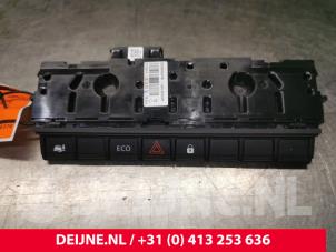 Used Panic lighting switch Renault Master IV (MA/MB/MC/MD/MH/MF/MG/MH) 2.3 dCi 135 16V FWD Price € 72,60 Inclusive VAT offered by van Deijne Onderdelen Uden B.V.