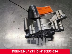 Usagé Pompe à huile Toyota ProAce 2.0 D-4D 122 16V Worker Prix € 151,25 Prix TTC proposé par van Deijne Onderdelen Uden B.V.