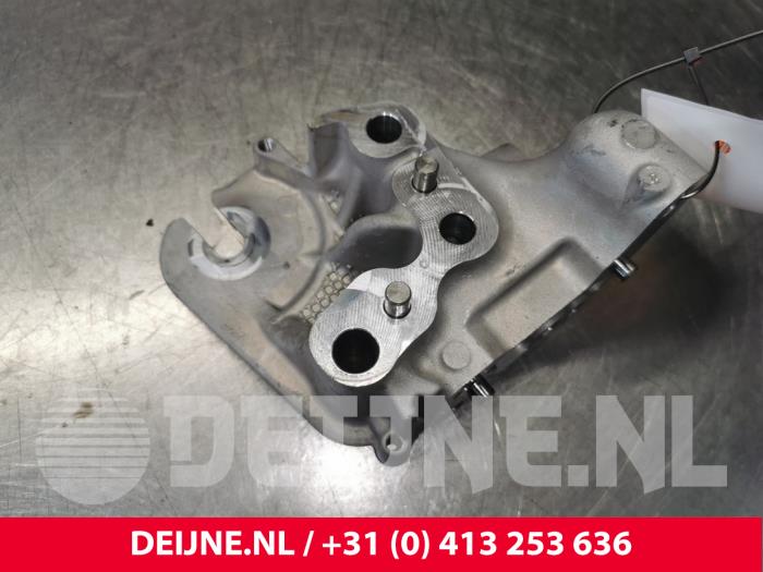 Engine mount from a Toyota ProAce 2.0 D-4D 122 16V Worker 2020
