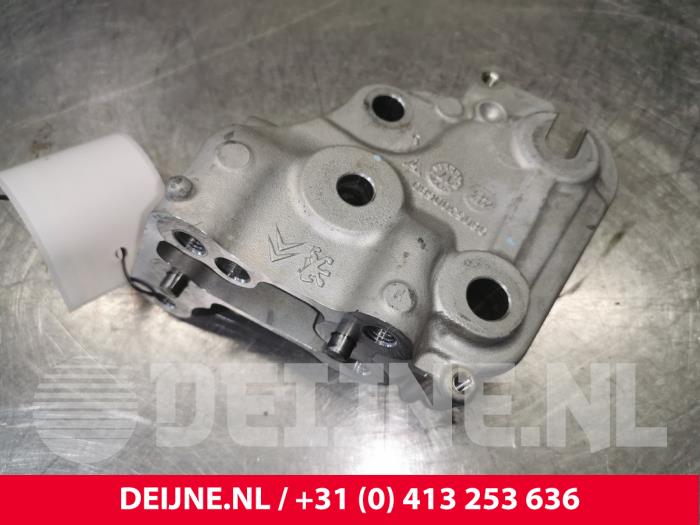 Engine mount from a Toyota ProAce 2.0 D-4D 122 16V Worker 2020