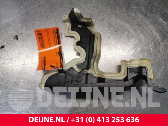 Usagé Couvercle de distribution Toyota ProAce 2.0 D-4D 122 16V Worker Prix € 36,30 Prix TTC proposé par van Deijne Onderdelen Uden B.V.