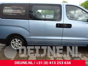 Used Side loading-door window Hyundai H-300 2.5 CRDi Price € 151,25 Inclusive VAT offered by van Deijne Onderdelen Uden B.V.
