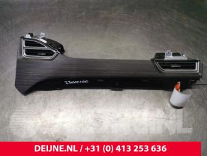 Usagé Grille aération tableau de bord Tesla Model S 85D Prix € 60,50 Prix TTC proposé par van Deijne Onderdelen Uden B.V.