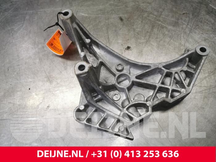 Usagé Support moteur Volkswagen Caddy Combi III (2KB,2KJ) 1.6 TDI 16V Prix € 24,20 Prix TTC proposé par van Deijne Onderdelen Uden B.V.