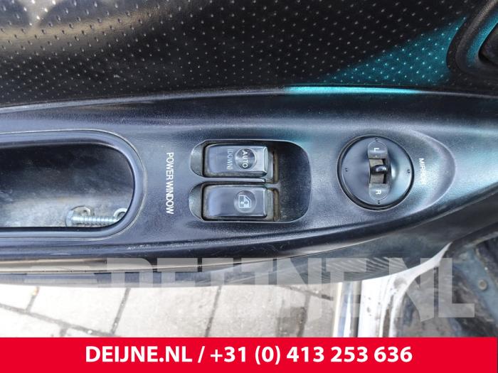 Electric window switch from a Hyundai H-1/H-200 2.5 CRDi Powervan 2005