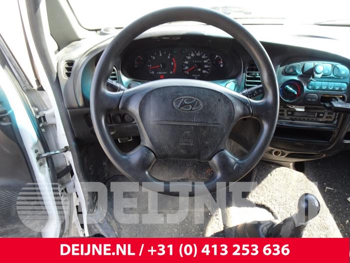 Steering wheel from a Hyundai H-1/H-200 2.5 CRDi Powervan 2005
