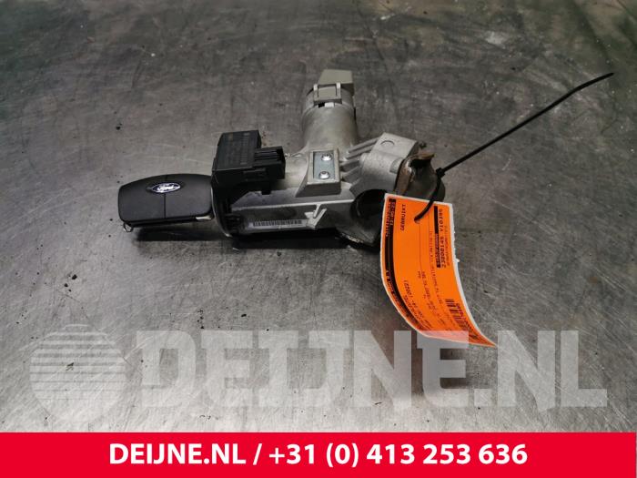 Używane Stacyjka + Kluczyk Ford Transit Courier 1.0 Ti-VCT EcoBoost 12V Cena € 121,00 Z VAT oferowane przez van Deijne Onderdelen Uden B.V.