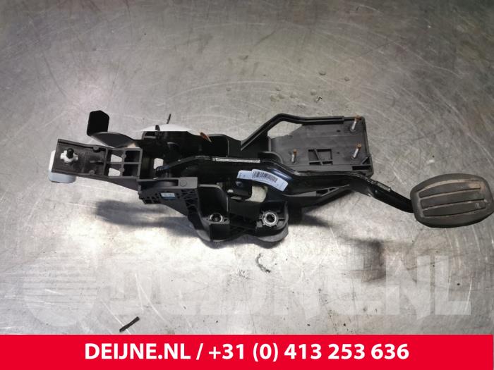 Używane Pedal hamulca Peugeot Partner (EA//EF/EN/EU) 1.5 BlueHDi 75 Cena € 96,80 Z VAT oferowane przez van Deijne Onderdelen Uden B.V.