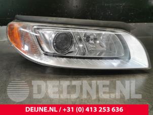 Używane Reflektor prawy Volvo V70 (BW) 2.4 D5 20V 215 Cena € 325,00 Procedura marży oferowane przez van Deijne Onderdelen Uden B.V.