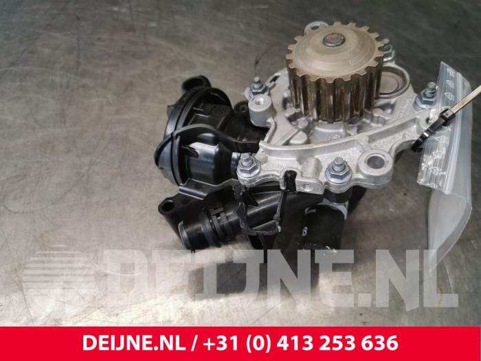 Używane Pompa wodna Peugeot Partner (EA//EF/EN/EU) 1.5 BlueHDi 75 Cena € 121,00 Z VAT oferowane przez van Deijne Onderdelen Uden B.V.