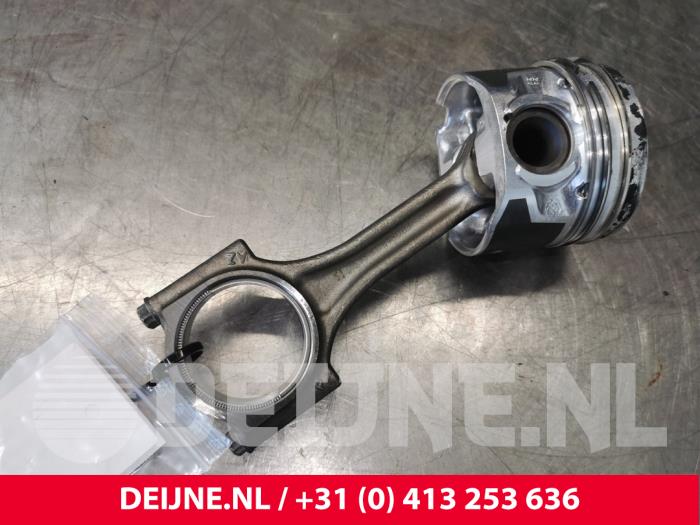 Używane Korbowód Peugeot Partner (EA//EF/EN/EU) 1.5 BlueHDi 75 Cena € 121,00 Z VAT oferowane przez van Deijne Onderdelen Uden B.V.