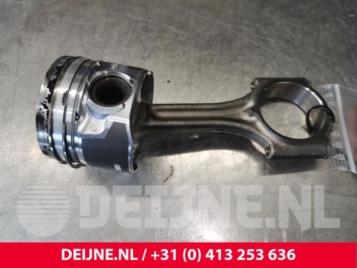 Używane Korbowód Peugeot Partner (EA//EF/EN/EU) 1.5 BlueHDi 75 Cena € 121,00 Z VAT oferowane przez van Deijne Onderdelen Uden B.V.